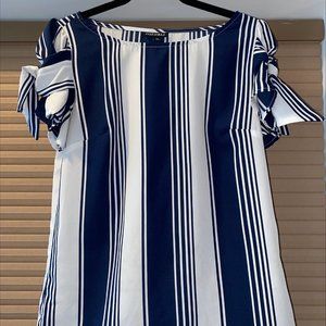 ROZ&ALI-XS Blue/White Blouse with Ties on Sleeves!